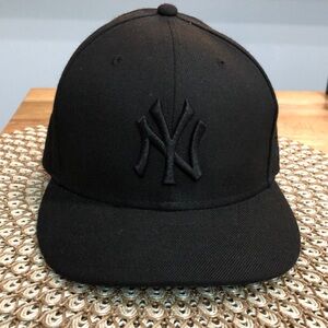 New Era MLB New York Yankees Blackout Fitted Hat - Size 7